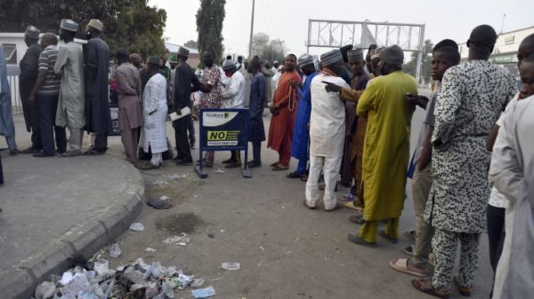 A plan to replace old Nigerian naira notes with new ones has caused a shortage of cash and long lines outside banks