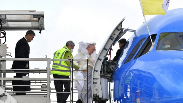 Pope Francis usually takes the stairs, but this time he boarded with the help of a Thunderlift, which lifts passengers up to the height of the plane's door