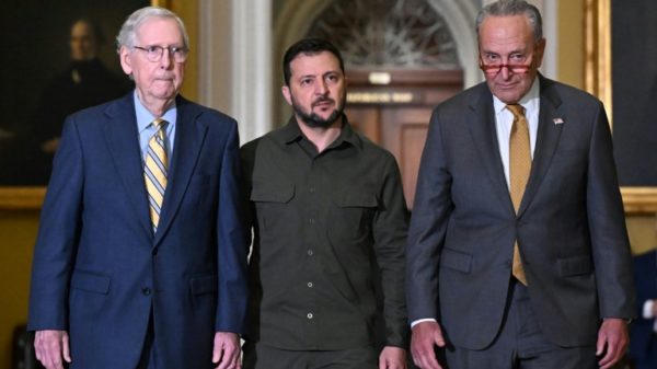 Ukrainian President Volodymyr Zelensky (C) visits US Congress, accompanied by US Senate Majority Leader Chuck Schumer (R) and Senate Minority Leader Mitch McConnell (L)